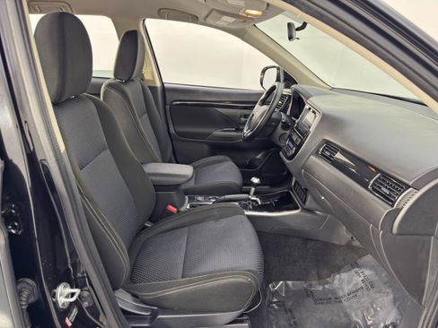 Used 2017 Mitsubishi Outlander SE image 14