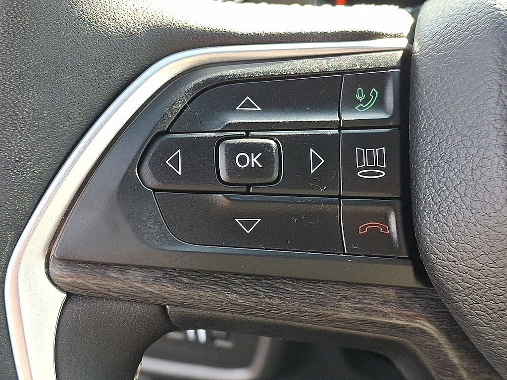 Used 2025 Jeep Grand Cherokee Limited AWD/4WD image 23