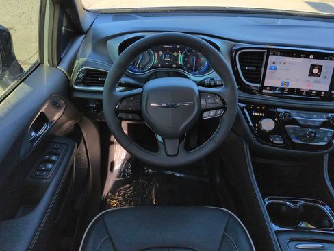 Used 2026 Chrysler Pacifica Limited w/ S Appearance Package FWD image 14