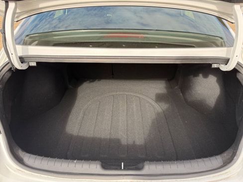 Used 2025 Hyundai Elantra Limited image 32