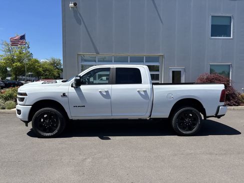 Used 2025 RAM 2500 Laramie AWD/4WD image 2