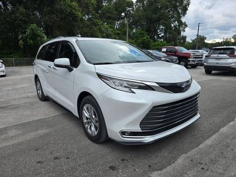 Used 2023 Toyota Sienna Limited FWD image 1