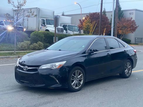 Used 2016 Toyota Camry SE image 3
