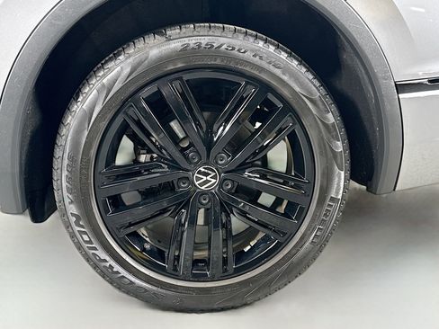 Certified 2022 Volkswagen Tiguan SE R-Line image 28
