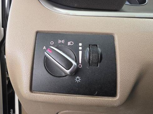 Used 2011 Volkswagen Routan SEL FWD image 20