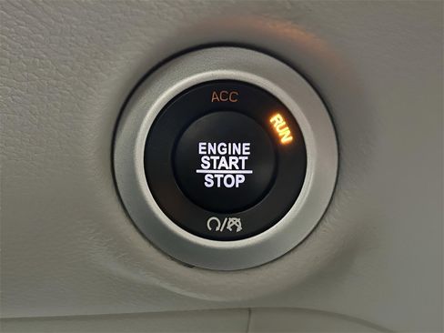 Used 2017 Chrysler Pacifica Touring w/ Tire & Wheel Group image 16