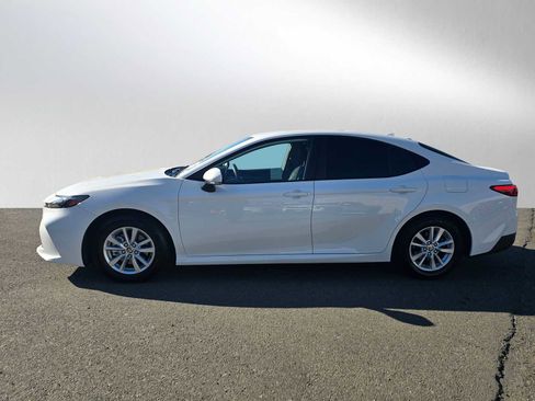 Used 2025 Toyota Camry LE image 6