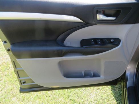 Used 2015 Toyota Highlander XLE FWD image 11