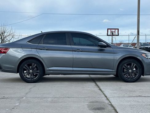 Used 2022 Volkswagen Jetta SE image 2