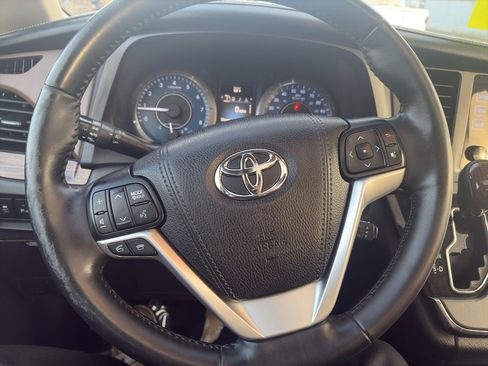Used 2017 Toyota Sienna Limited Premium image 14
