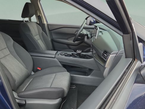 Used 2024 Nissan Rogue SV AWD/4WD image 16