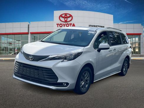 Used 2026 Toyota Sienna XLE FWD image 1