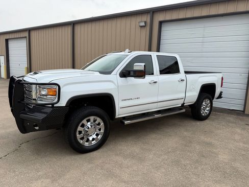 Used 2019 GMC Sierra 2500 Denali w/ Duramax Plus Package AWD/4WD image 5