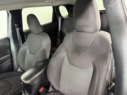 Used 2020 Jeep Cherokee Latitude w/ Cold Weather Group FWD image 12