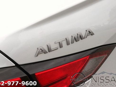 Used 2024 Nissan Altima 2.5 SV image 10