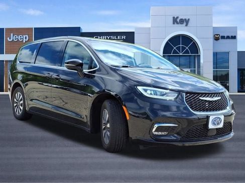 Used 2024 Chrysler Pacifica Limited FWD image 7