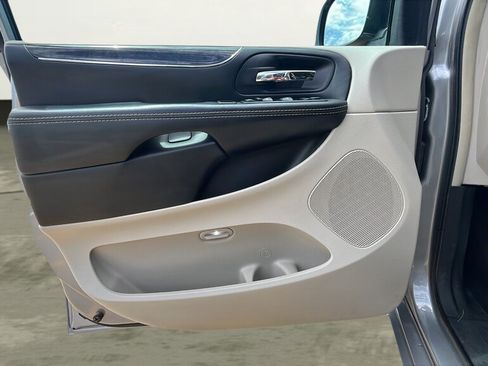 Used 2015 Chrysler Town & Country Touring FWD image 16