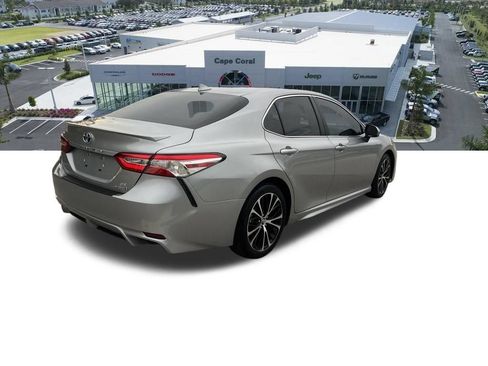 Used 2020 Toyota Camry SE FWD image 5