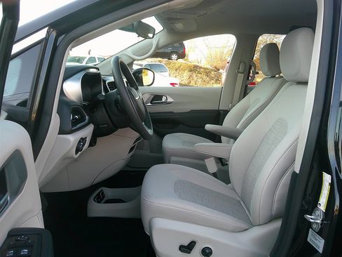 Used 2017 Chrysler Pacifica Touring Plus FWD image 9