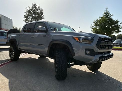 Used 2018 Toyota Tacoma TRD Off-Road AWD/4WD image 4
