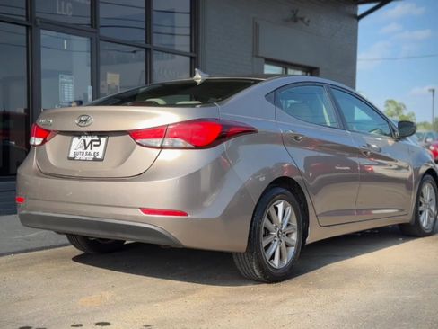 Used 2014 Hyundai Elantra SE w/ Option Group 02 FWD image 2