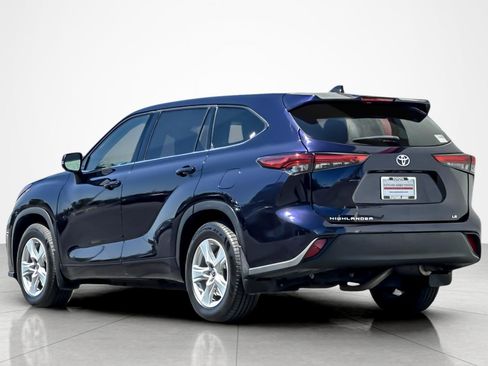 Used 2022 Toyota Highlander LE FWD image 3