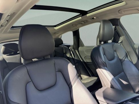 Used 2018 Volvo XC60 T5 Momentum w/ Protection Package Premier image 19