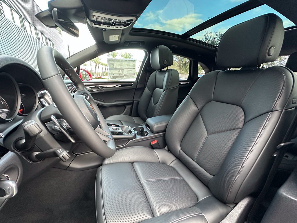 Certified 2026 Porsche Macan AWD/4WD image 5