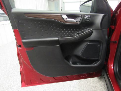 Used 2020 Ford Escape Titanium AWD/4WD image 28