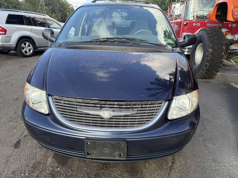 Used 2003 Chrysler Town & Country LX FWD image 4