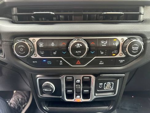 Used 2024 Jeep Wrangler Unlimited Sahara AWD/4WD image 35