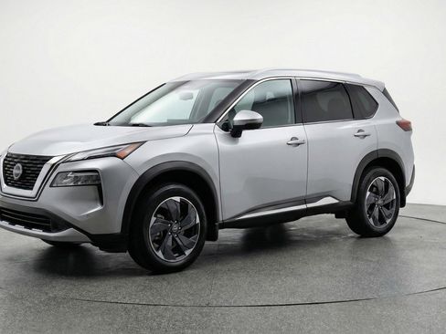 Used 2025 Nissan Rogue SV image 3