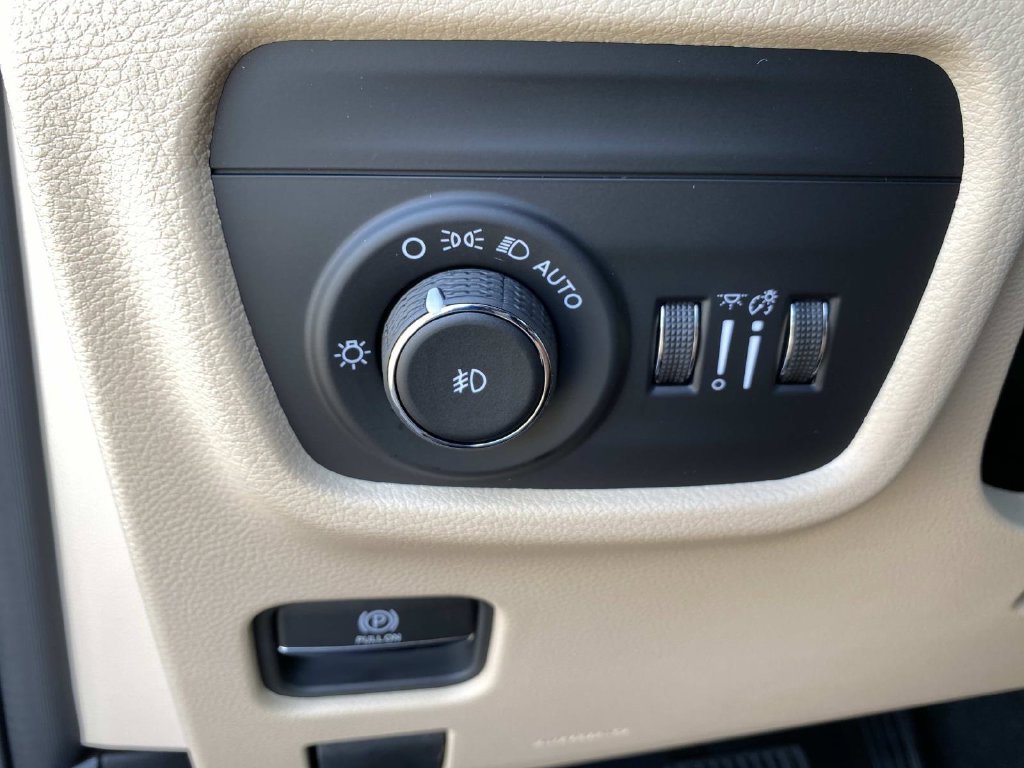 New 2027 Jeep Grand Cherokee Limited AWD/4WD image 16
