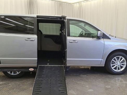 Used 2019 Dodge Grand Caravan SXT FWD image 4