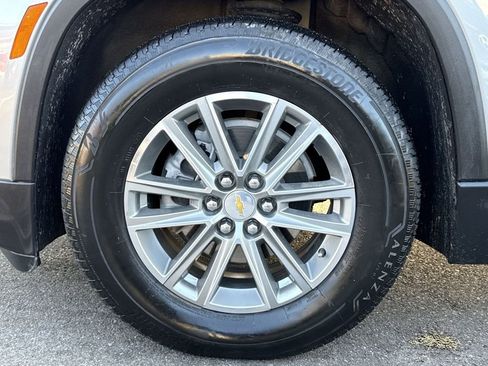 Used 2023 Chevrolet Traverse LT image 12