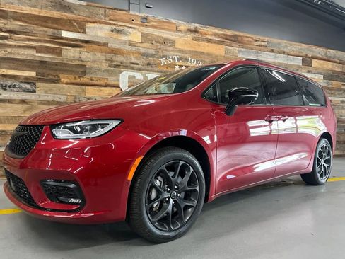 Used 2026 Chrysler Pacifica Limited w/ Uconnect Theater Family Group AWD/4WD image 4
