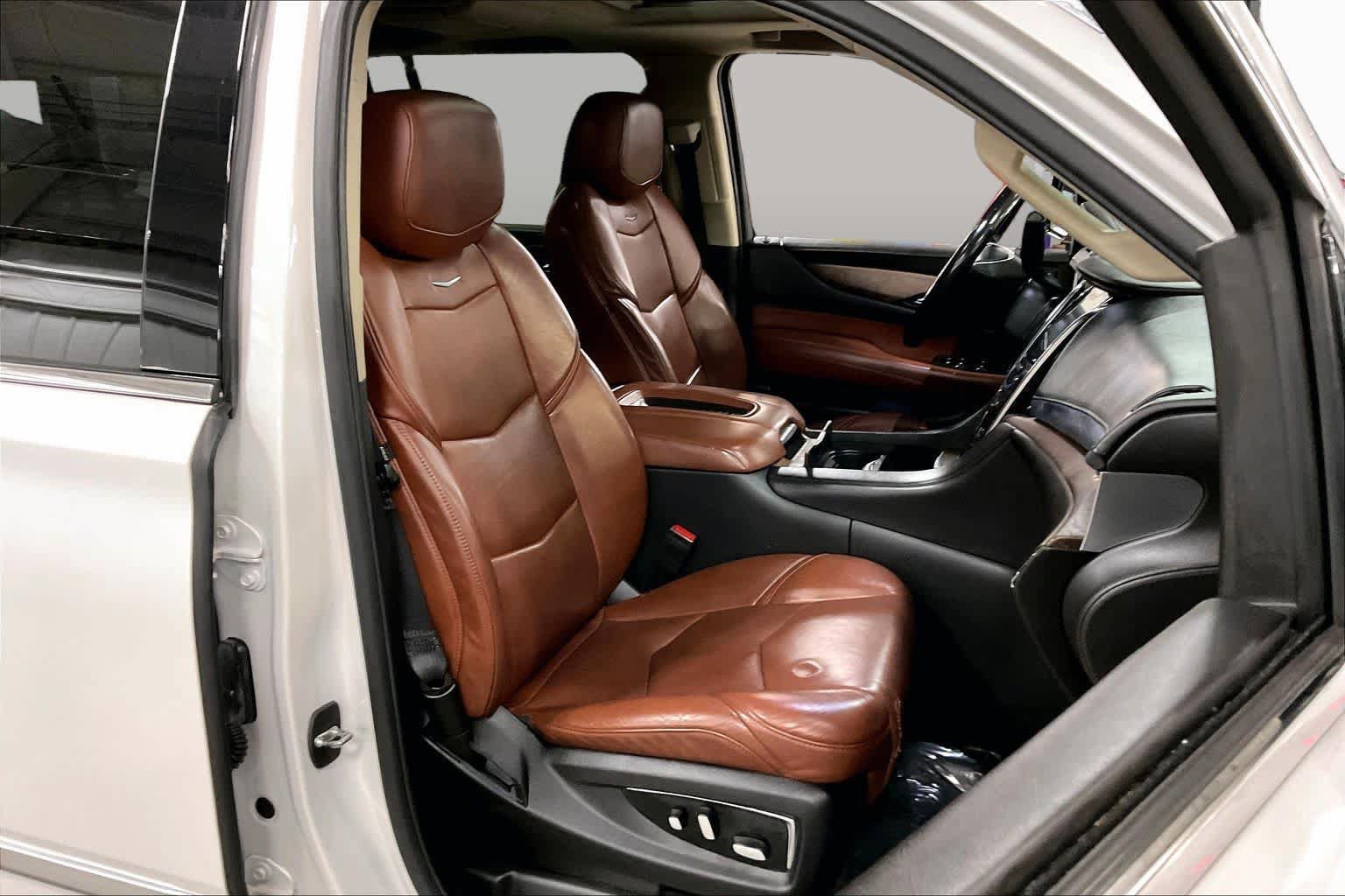 Used 2019 Cadillac Escalade ESV Luxury AWD/4WD image 9