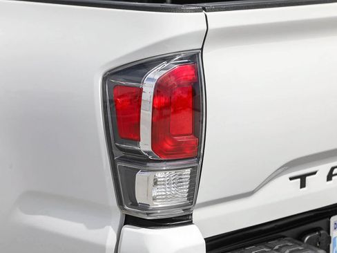 Used 2021 Toyota Tacoma TRD Off-Road w/ Technology Package AWD/4WD image 9