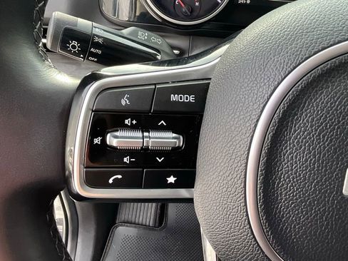 Used 2024 Kia Carnival EX image 12