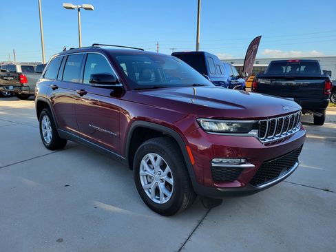 Used 2024 Jeep Grand Cherokee Limited w/ Luxury Tech Group II AWD/4WD image 4