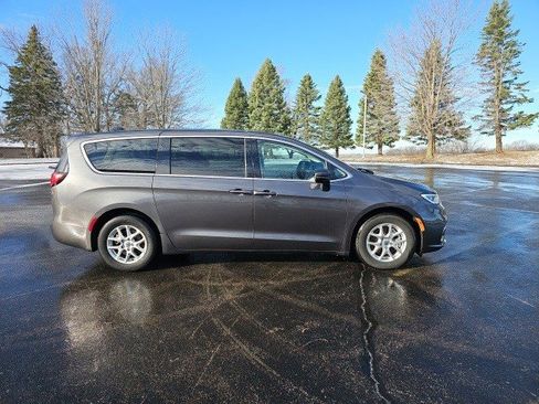 Used 2023 Chrysler Pacifica Touring-L image 7