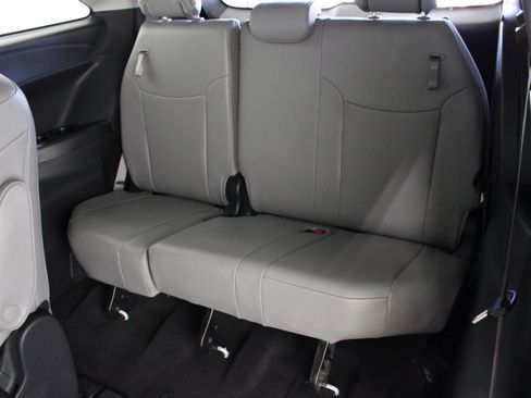 Used 2025 Toyota Sienna XLE FWD image 33