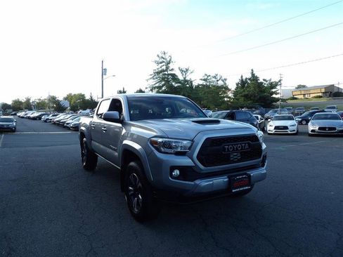 Used 2019 Toyota Tacoma TRD Sport image 2