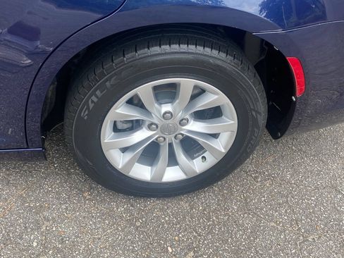 Used 2016 Chrysler 300 Limited RWD image 10