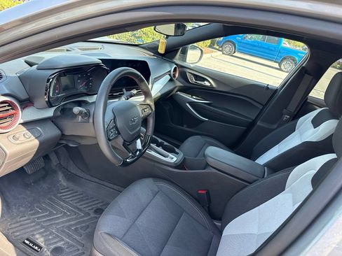 Used 2025 Chevrolet Trax RS w/ Sunroof Package FWD image 9