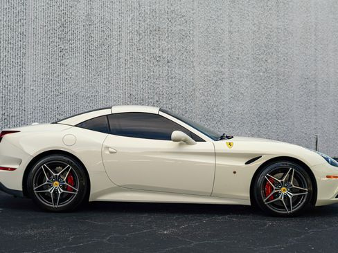 Used 2017 Ferrari California T RWD image 39
