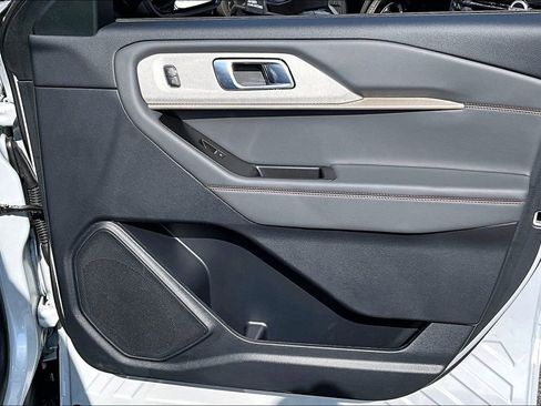 Used 2025 Ford Explorer Active image 25