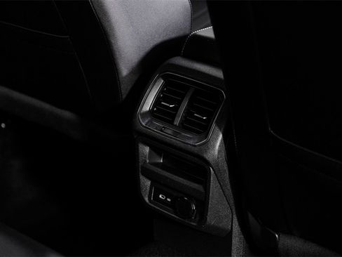 Used 2022 Volkswagen Tiguan SE image 42