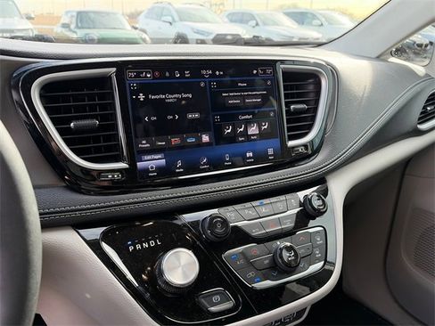 Used 2024 Chrysler Pacifica Touring-L image 18