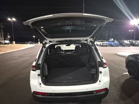 Used 2024 Jeep Grand Cherokee Limited w/ Luxury Tech Group II image 6